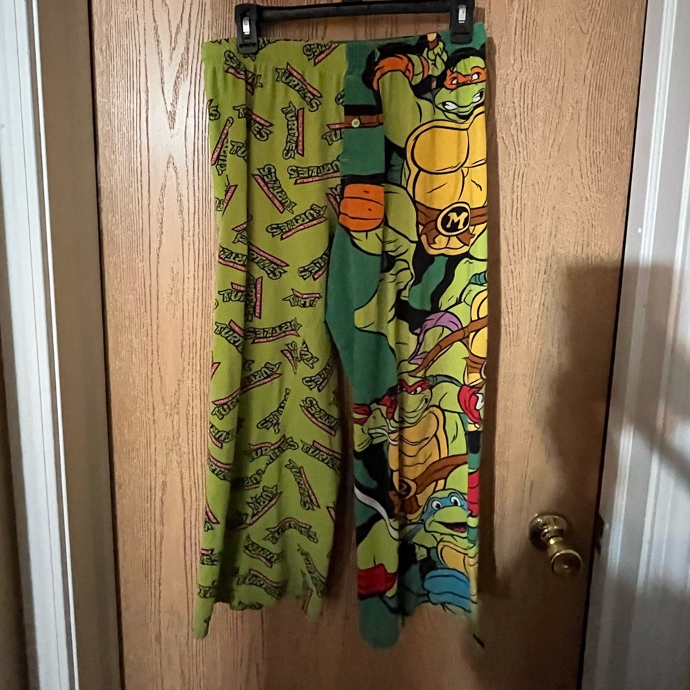 Teenage Mutant Ninja Turtles~ 100% Cotton - M (32/34) - well loved